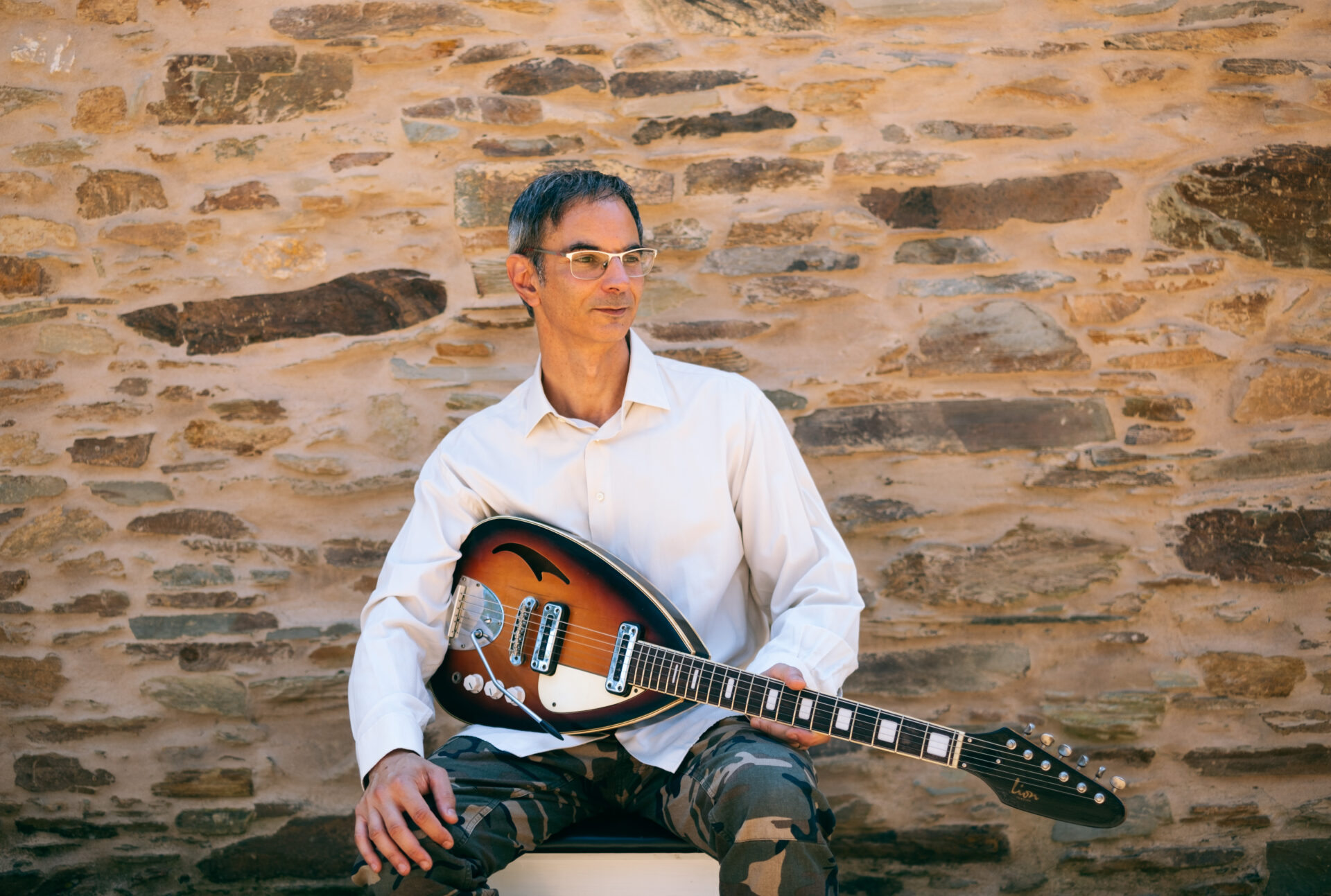 Rafael Toral con chitarra, fotografato da Vera Marmelo